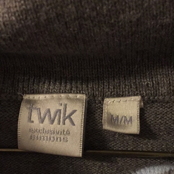 Sweater. Size Medium. - Picture 5 of 9